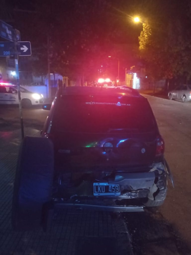 Borracho, chocó contra un auto estacionado en Universitario - La Brújula 24