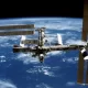 La Estación Espacial Internacional es una estación espacial modular ubicada en la órbita terrestre baja y se desplaza a una velocidad de más de 27.000 km/h.