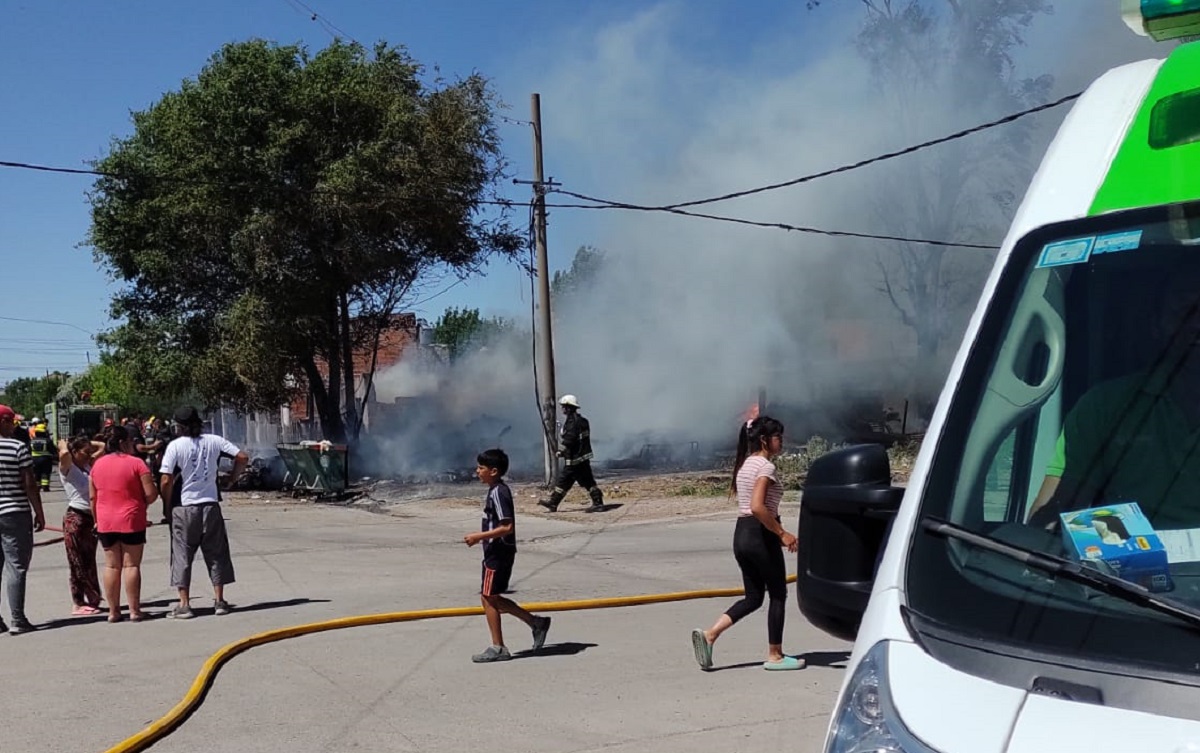 Incendio controlado: iniciaron la remoción de escombros de una casa ...