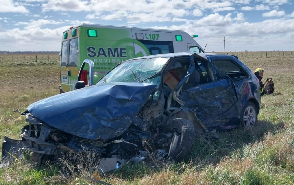Fuerte choque entre un auto y un camión en la Ruta 3: hay heridos - La ...
