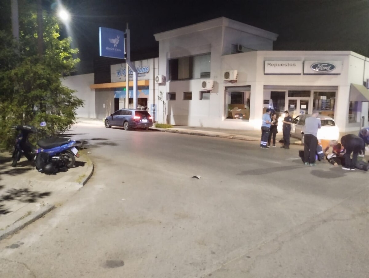 Un motociclista terminó en el hospital después de chocar contra un auto ...