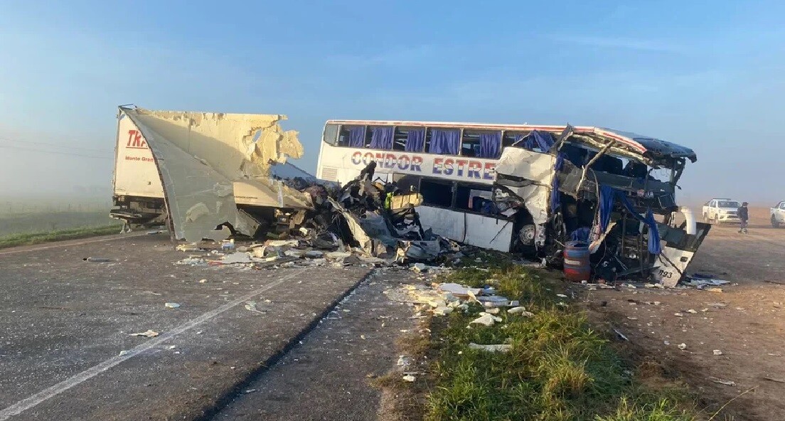 Trágico choque entre camión y micro en Ruta 3: cuatro muertos y 16 heridos - La Brújula 24